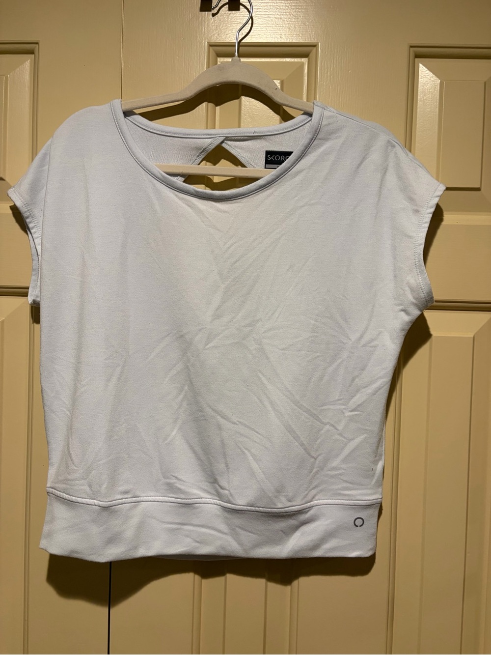 White cropped athletic shirt